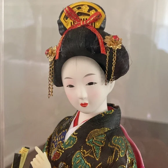 Elegant Japanese Geisha Doll in Display Case - Picture 3 of 13